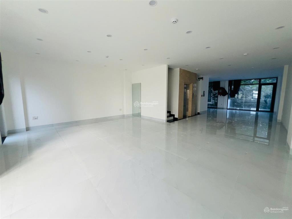 Cho thuê tòa nhà 7 tầng ~700m2 sàn trống suốt thang máy mặt tiền trương văn bang, trung tâm quận 2