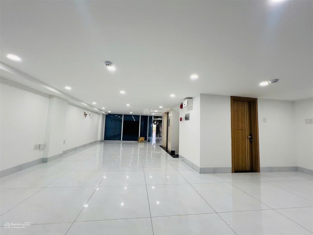 Cho thuê tòa nhà 7 tầng ~700m2 sàn trống suốt thang máy mặt tiền trương văn bang, trung tâm quận 2