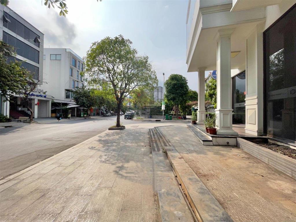 Cho thuê tòa nhà 3 mặt tiền 12x20m giá 100tr/th trục lương định của trần não, an khánh quận 2