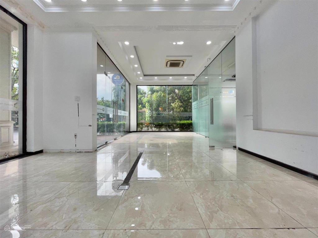 Cho thuê tòa nhà 3 mặt tiền 12x20m giá 100tr/th trục lương định của trần não, an khánh quận 2