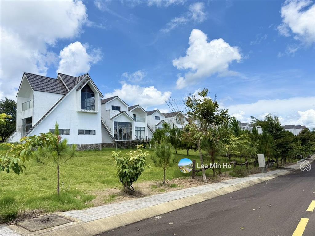 Mở bán khu villa nghỉ dưỡng p2  bảo lộc. giá 3,1 tỷ/căn 8x20, nhà full nội thất, gần nút cao tốc.