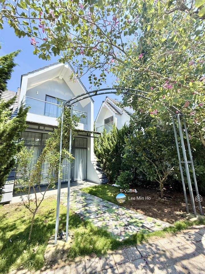 Mở bán khu villa nghỉ dưỡng p2  bảo lộc. giá 3,1 tỷ/căn 8x20, nhà full nội thất, gần nút cao tốc.