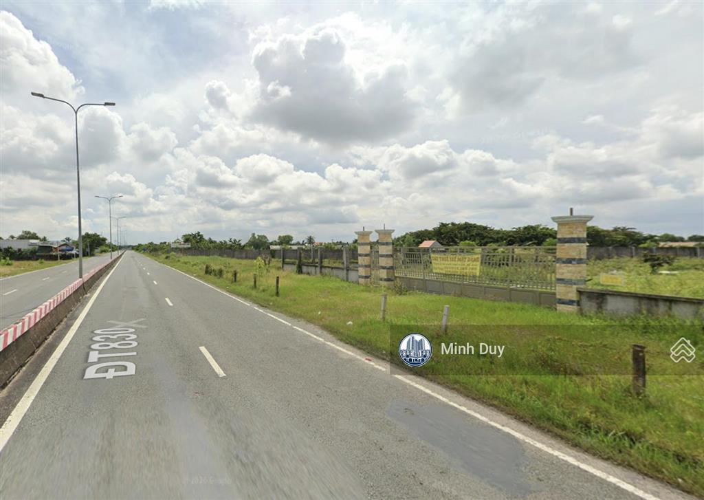 Cho thuê kho xưởng. dt đất 33 x 90 (3000m2), dt xưởng 1500m2 mặt tiền đt830 cách cảng tân tập 10km