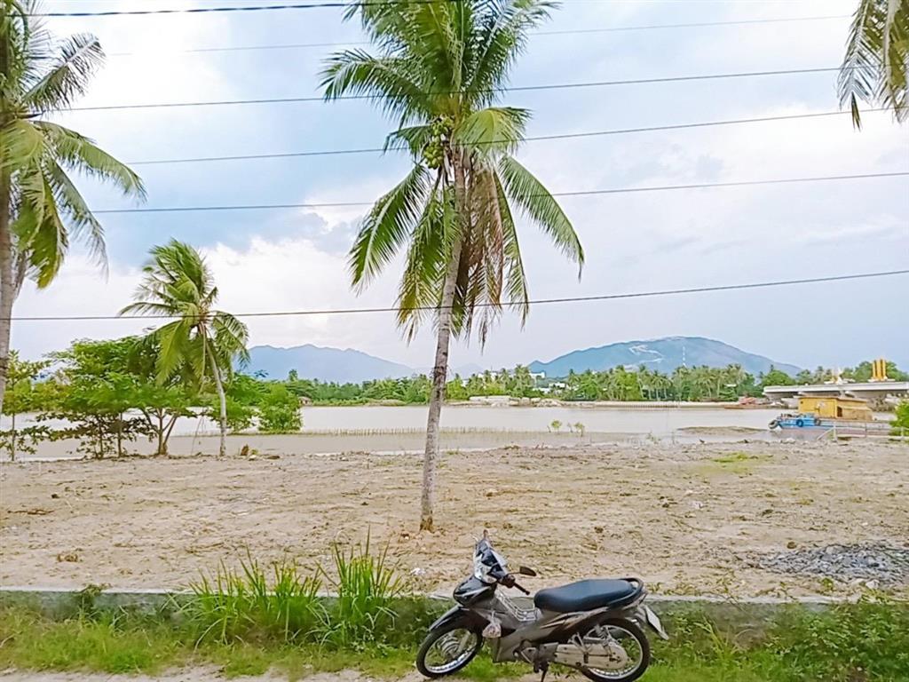 Cặp góc ngọc hiệp ngay cạnh bờ kè sông cái, thông ra sông và biển trần phú