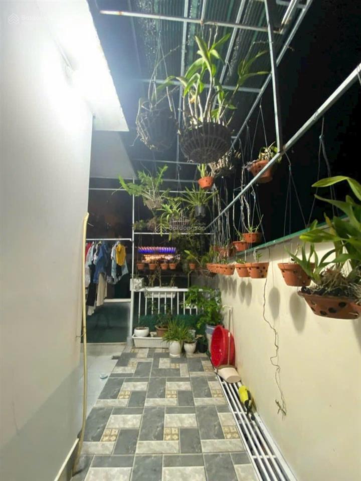 Bán rẻ căn nhà 02 tầng đẹp, kiên cố, sổ hoàn công, ra biển chỉ 1,6km