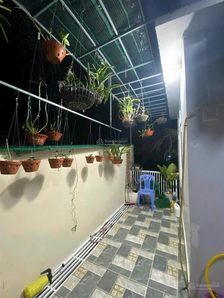 Bán rẻ căn nhà 02 tầng đẹp, kiên cố, sổ hoàn công, ra biển chỉ 1,6km