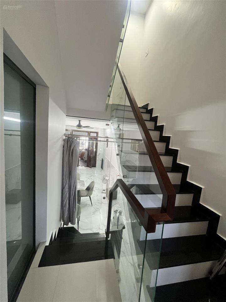 Nhà 03 tầng đẹp vừa ở vừa kinh doanh cực tốt, mặt tiền 9,8m (top hậu)