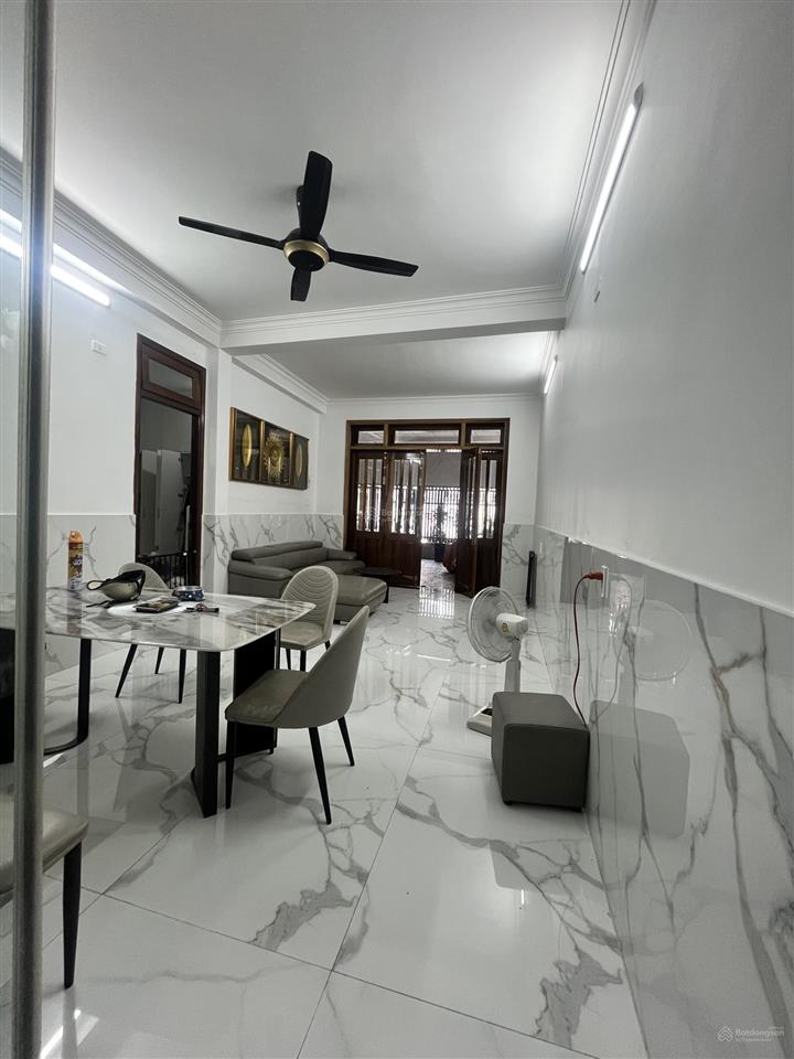 Nhà 03 tầng đẹp vừa ở vừa kinh doanh cực tốt, mặt tiền 9,8m (top hậu)