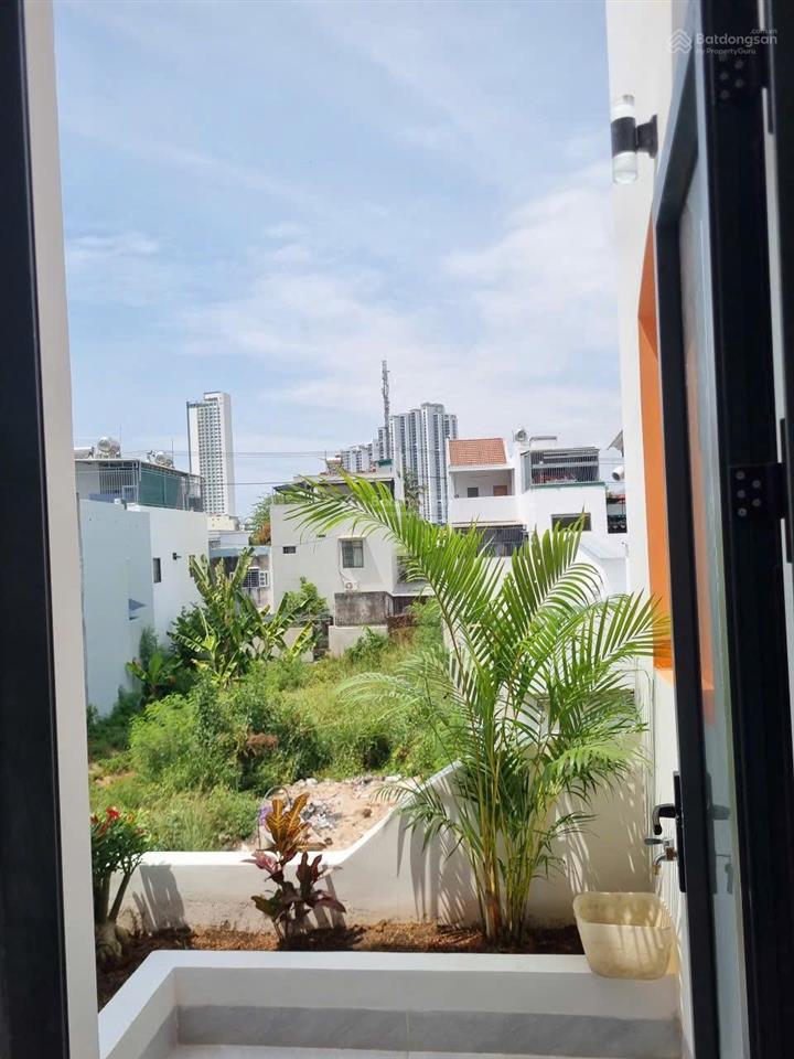 Nhà 2 tầng mới đẹp hướng nam, cách biển 550m.