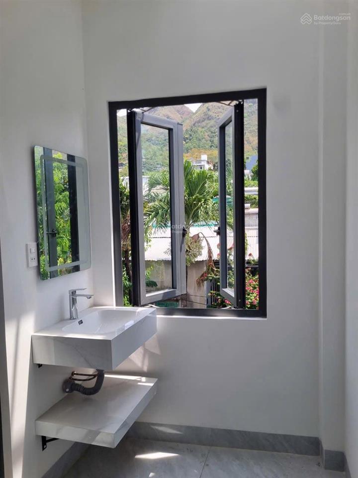 Nhà 2 tầng mới đẹp hướng nam, cách biển 550m.