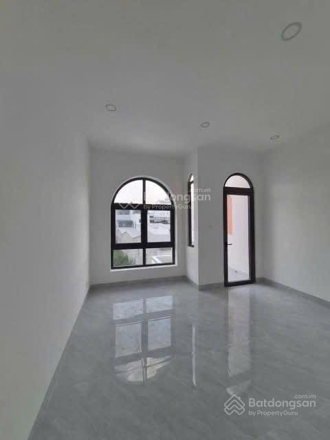 Nhà 2 tầng mới đẹp hướng nam, cách biển 550m.