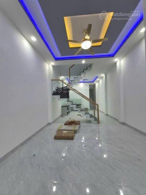 Nhà 2 tầng mới đẹp hướng nam, cách biển 550m.