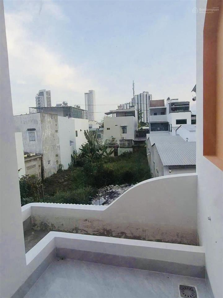 Nhà 2 tầng mới đẹp hướng nam, cách biển 550m.