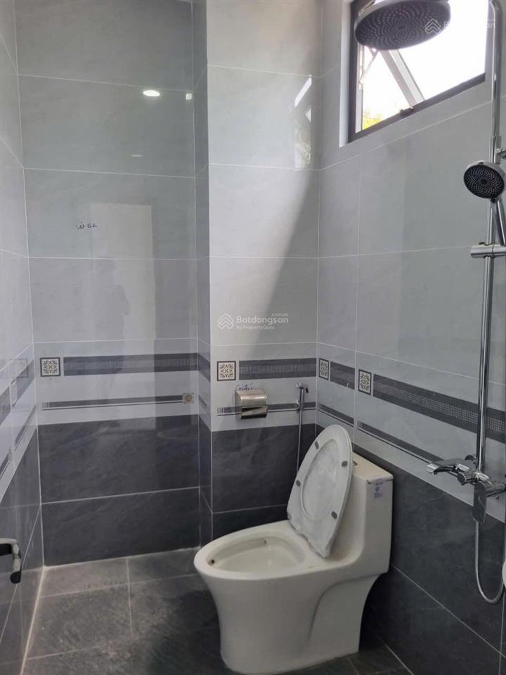 Nhà 2 tầng mới đẹp hướng nam, cách biển 550m.