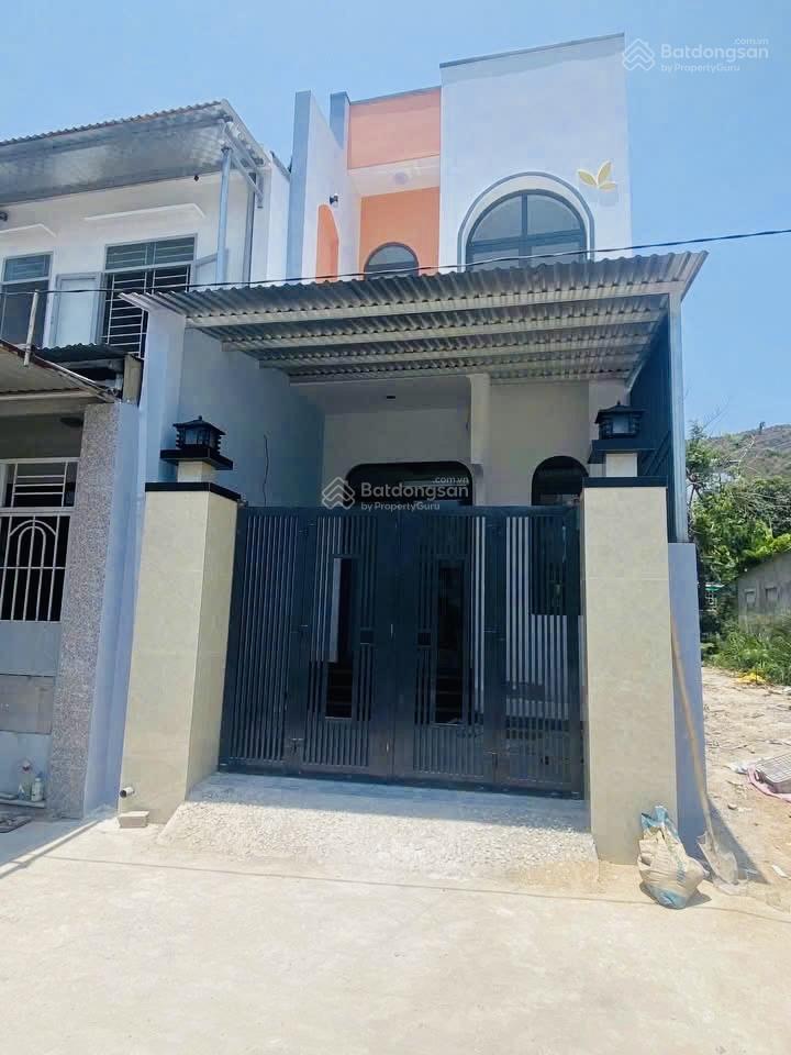 Nhà 2 tầng mới đẹp hướng nam, cách biển 550m.