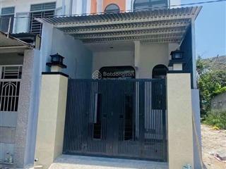 Nhà mới đẹp hướng nam, cách biển 550m.