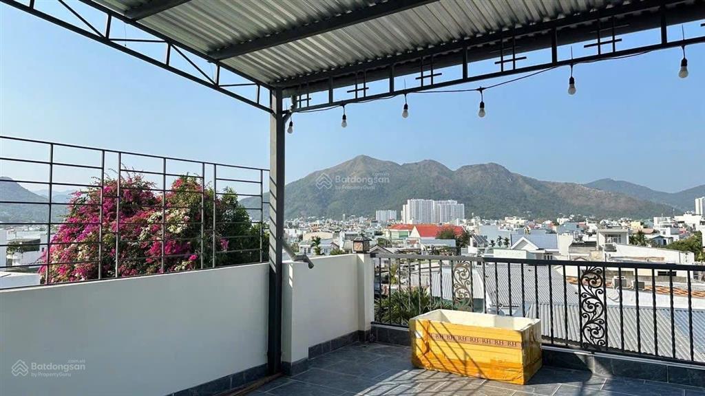 Nhà 3 tầng đẹp lung linh gần trường chợ biển
