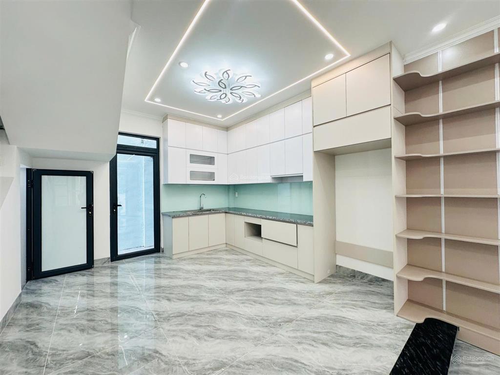 4,x tỷ nhà 4 tầng xây độc lập, ô tô đỗ cửa sát siêu thị mega market hồng bàng
