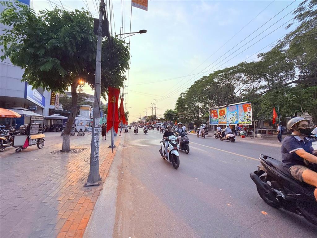 Bán gấp shophouse kinh doanh phú hồng lộc  thuận giaothuận anbd giá 15tỷ còn tl.  0901 676 ***