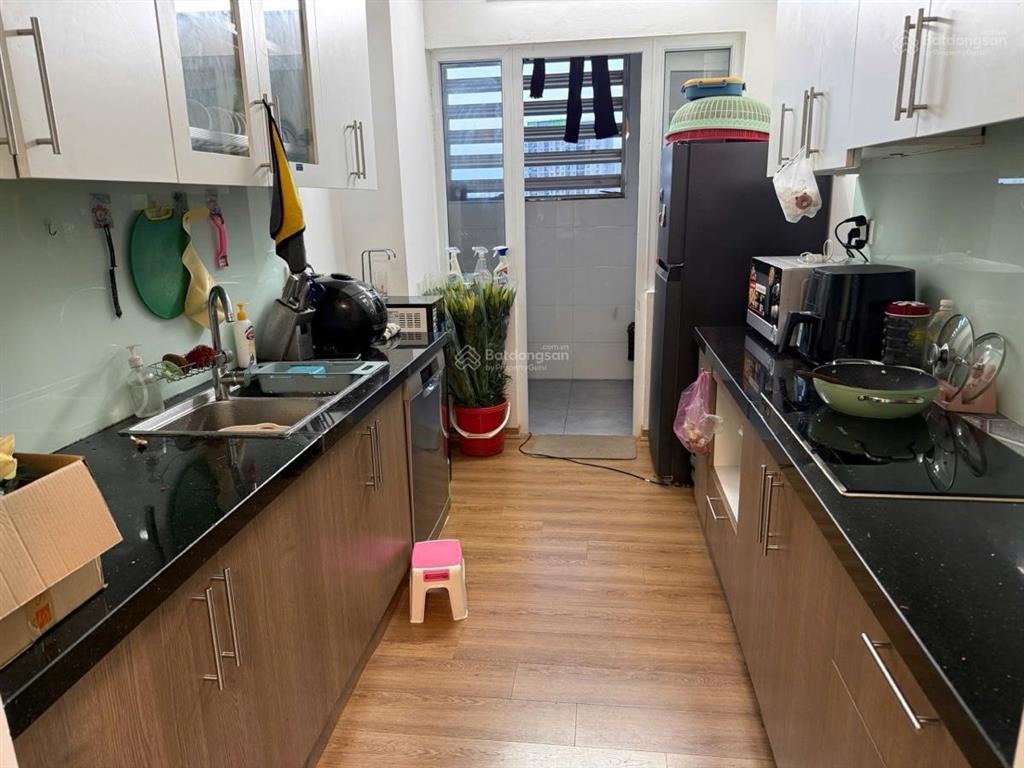 0975 750 *** chính chủ bán căn hộ 3 ngủ 2 wc, tầng đẹp ban công đông nam