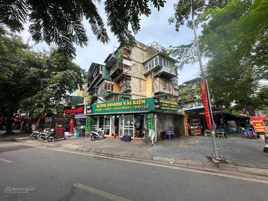 Chính chủ. cần bán căn hộ tt trên phố nghĩa tân. dt sử dụng 200m2 vỉa hè 20m đang cho thuê đc 80tr