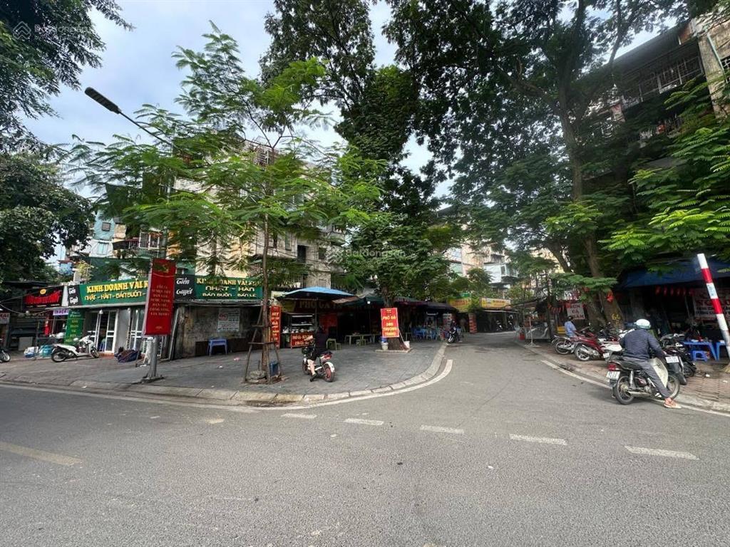 Chính chủ. cần bán căn hộ tt trên phố nghĩa tân. dt sử dụng 200m2 vỉa hè 20m đang cho thuê đc 80tr