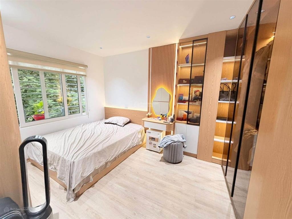 Chính chủ bán căn hộ tập thể toà d khu vĩnh phúc. dt 50/120m2 3ngủ 2wc giá 5 tỷ 0975 750 ***