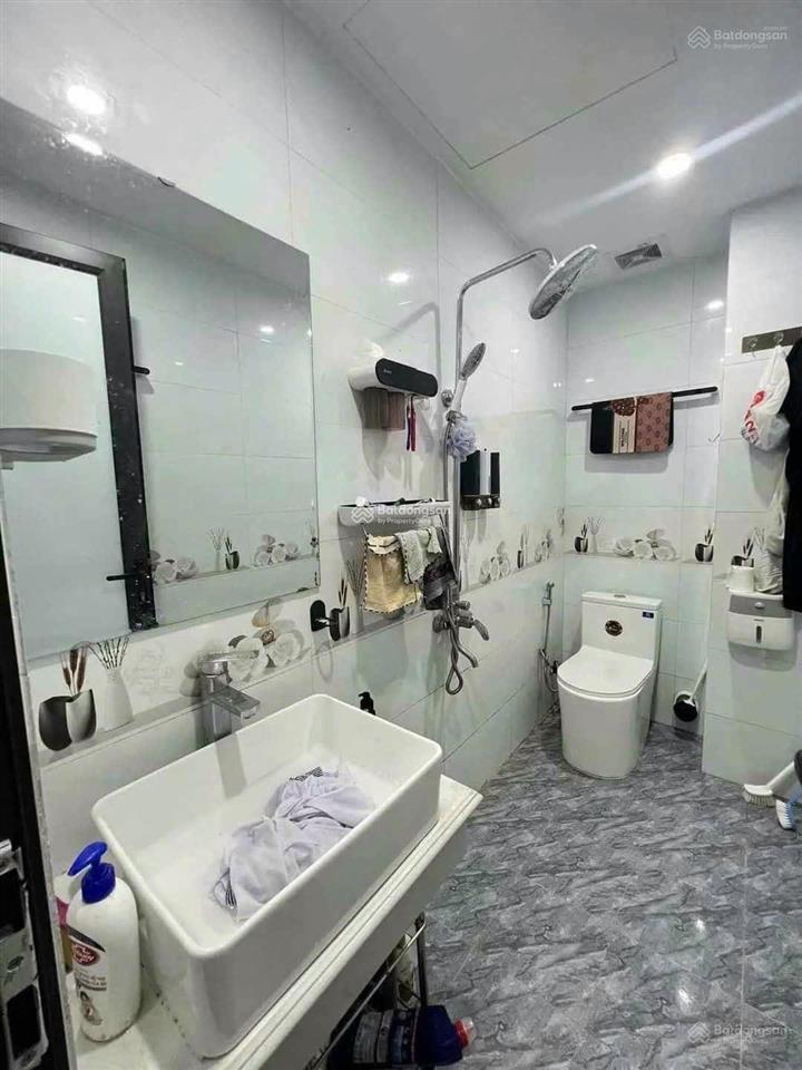 Hộ khẩu cầu giấy. diện tích 42m2 xây đc 5 năm mặt tiền  hậu 4m. giá hơn 8 tỷ alo 0975 750 ***