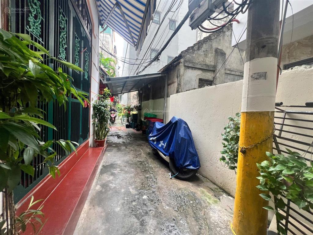 Hộ khẩu cầu giấy. diện tích 42m2 xây đc 5 năm mặt tiền  hậu 4m. giá hơn 8 tỷ alo 0975 750 ***