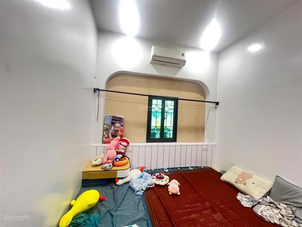 Hộ khẩu cầu giấy. diện tích 42m2 xây đc 5 năm mặt tiền  hậu 4m. giá hơn 8 tỷ alo 0975 750 ***