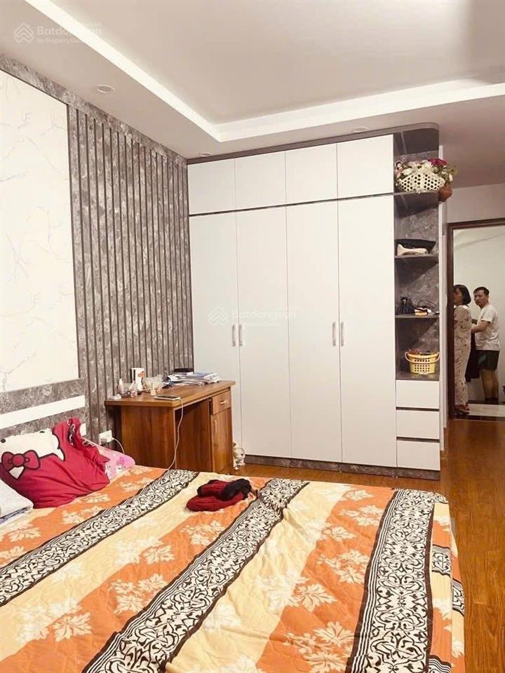 Chính chủ bán nhà ngõ 355 xuân đỉnh. nhà tự xây dựng hiện 5 tầng gồm có 4p ngủ.  0975 750 ***