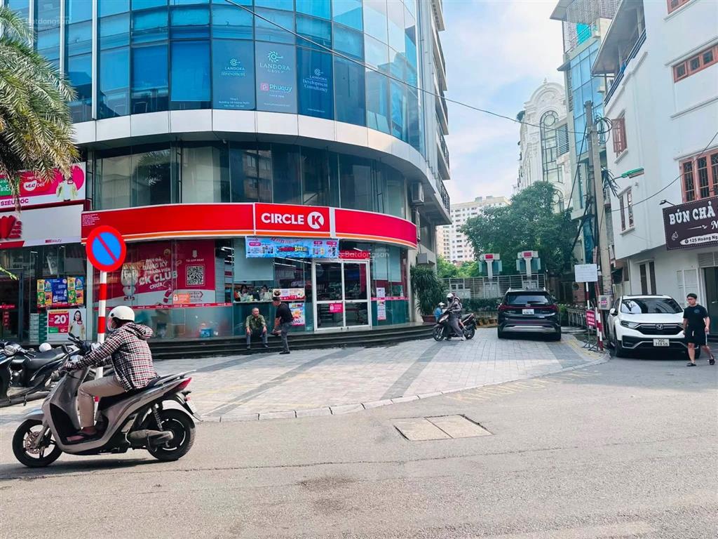 Chính chủ bán đất tặng nhà mặt phố hoàng ngân. lô góc 3 thoáng giá 500tr/m2, alo 0975 750 ***