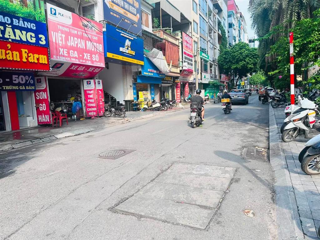 Chính chủ bán đất tặng nhà mặt phố hoàng ngân. lô góc 3 thoáng giá 500tr/m2, alo 0975 750 ***
