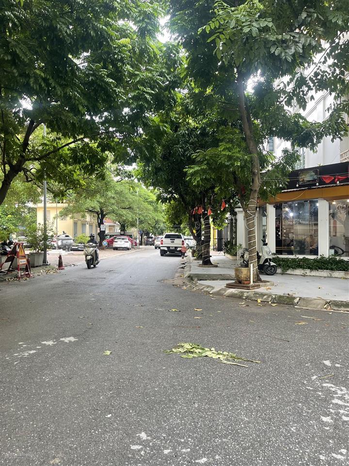 Chính chủ bán biệt thự lô góc, vỉa hè. ô tô tránh hộ khẩu cầu giấy giá tốt  0975 750 ***