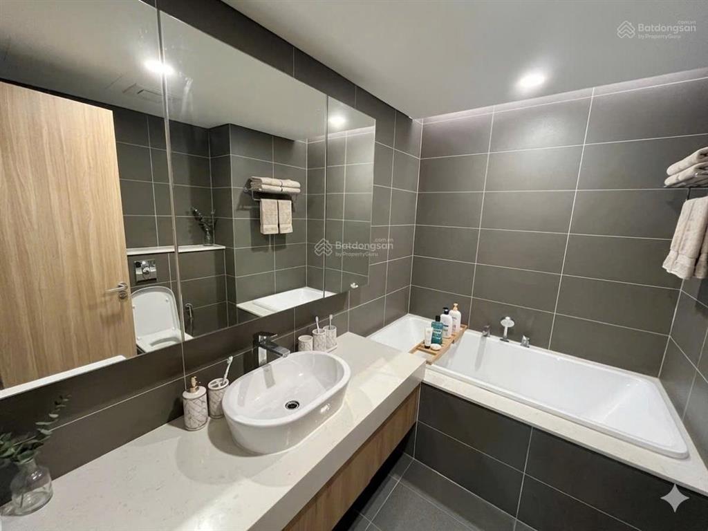 0975 750 *** cần bán căn hộ 2 ngủ tòa the zei. mặt phố lê đức thọ giá chỉ 8.9 tỷ tặng full nội thất