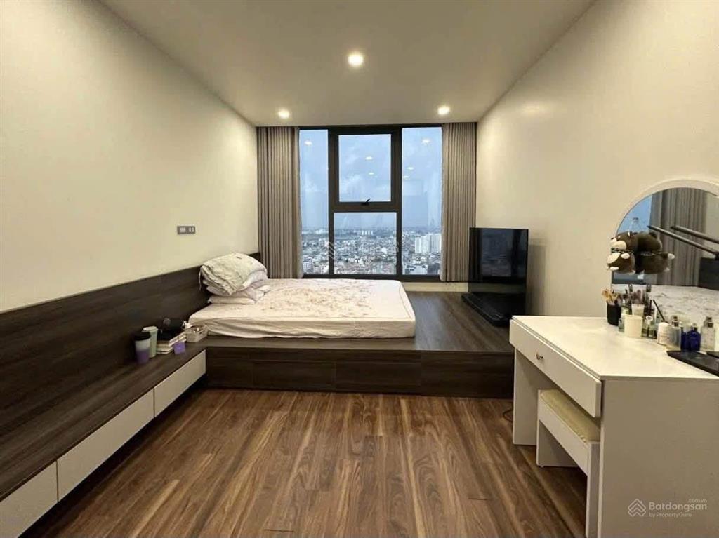 0975 750 *** chính chủ cần bán căn hộ n01t8 ngoại giao đoàn. dt 130m ban công view hồ giá tốt