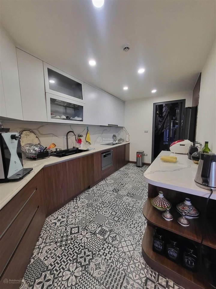 0975 750 *** chính chủ cần bán căn hộ n01t8 ngoại giao đoàn. dt 130m ban công view hồ giá tốt