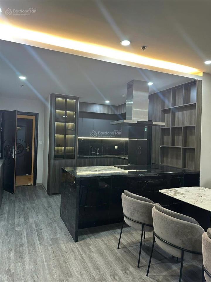 0975 750 *** chính chủ bán căn cc tòa royal city. dt 105m ban công đông nam giá chỉ hơn 9 tỷ
