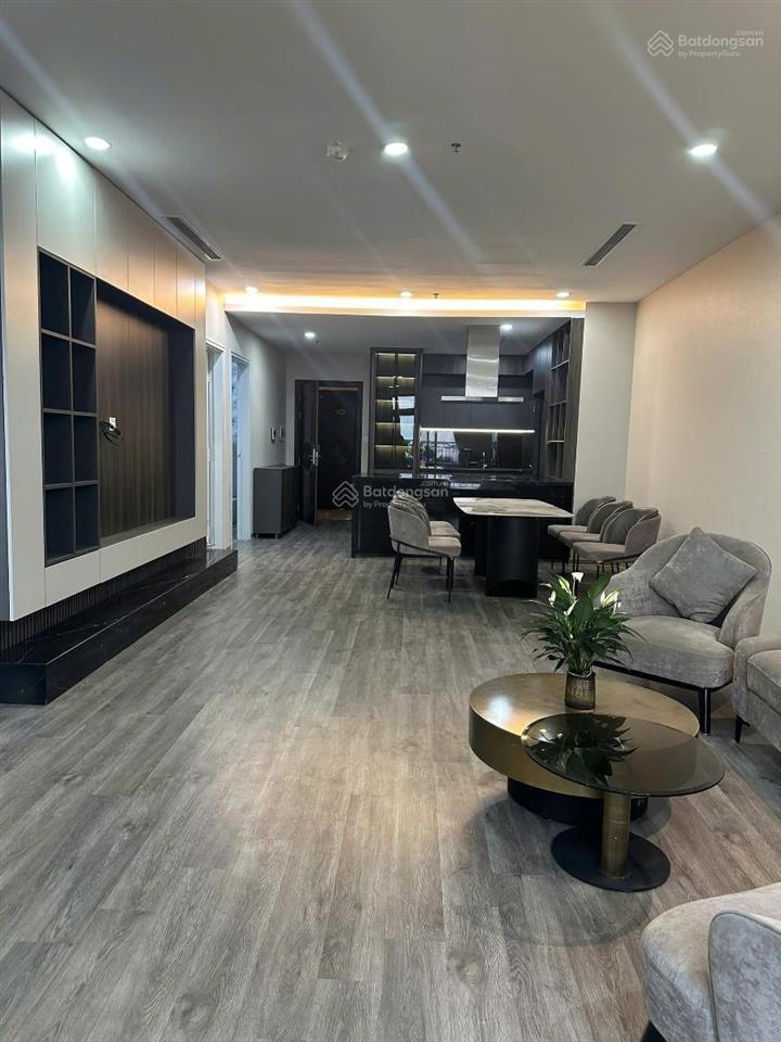 0975 750 *** chính chủ bán căn cc tòa royal city. dt 105m ban công đông nam giá chỉ hơn 9 tỷ