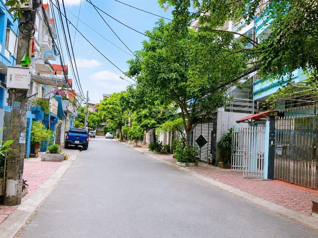Cho thuê nhà riêng tại phố văn cao, diện tích 90m2, 3 tầng, đường rộng 2 ô tô tránh nhau thoải mái