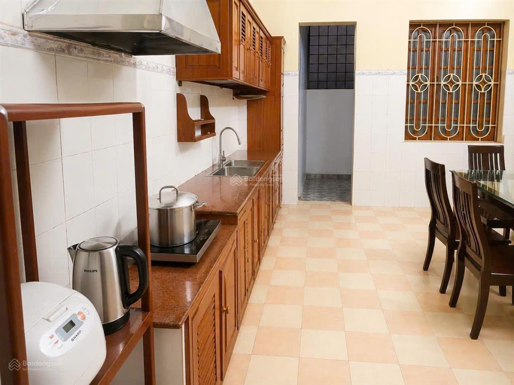 Cho thuê nhà riêng tại phố văn cao, diện tích 90m2, 3 tầng, đường rộng 2 ô tô tránh nhau thoải mái