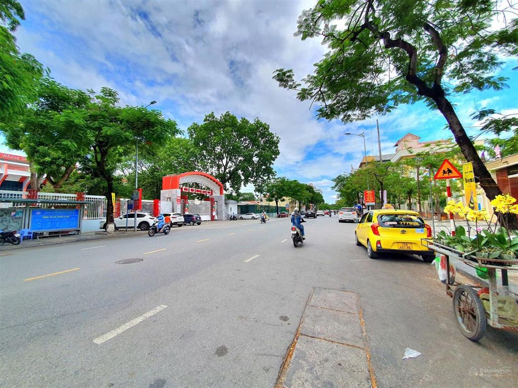 Bán nhà mặt tiền 9m măt đường nguyễn văn linh  ngay ngã 4 phúc tăng thiên lôi