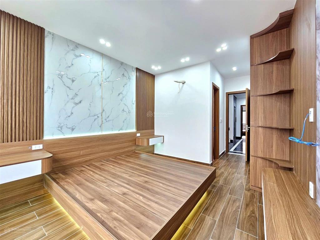 Siêu phẩm phố hồ sen 5 tầng thang máy lô góc ngõ cực nông