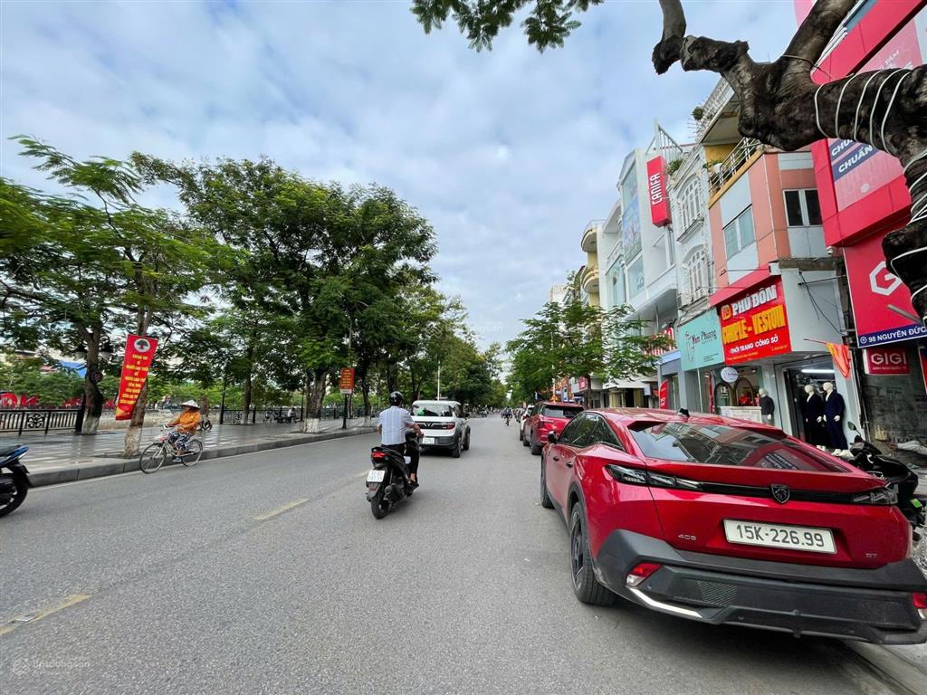 Bán nhà 42m2 mặt đường nguyễn đức cảnh, vị trí đẹp, vỉa hè rất rộng để kinh doanh. giá 15,x tỷ