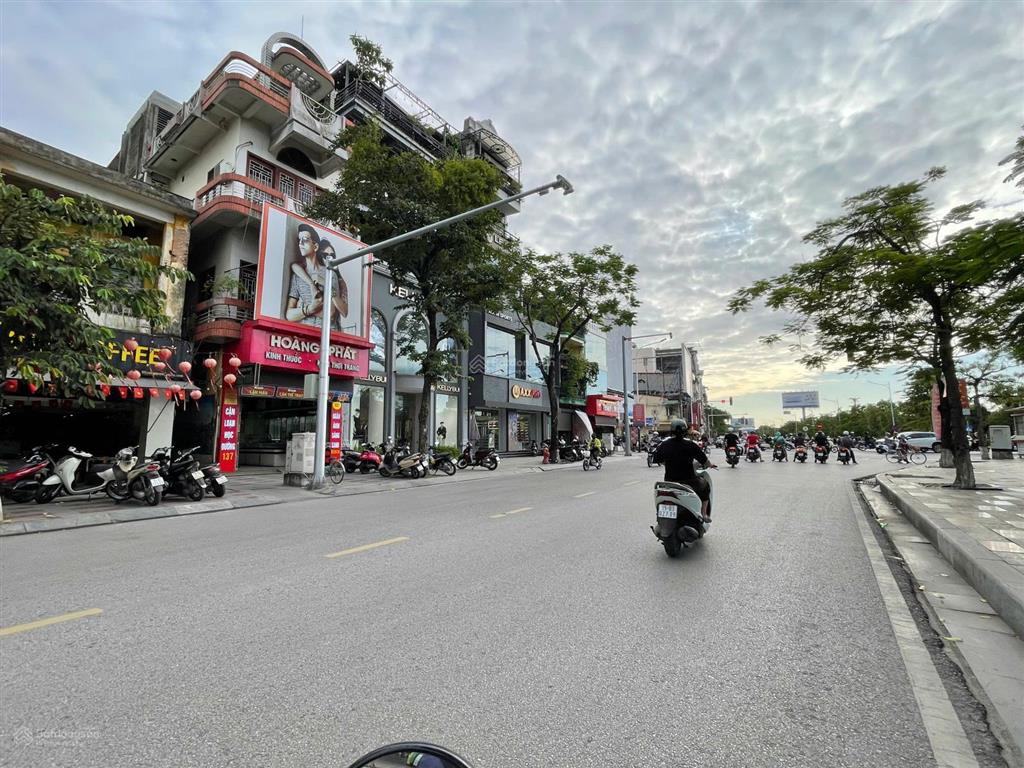 Bán nhà 42m2 mặt đường nguyễn đức cảnh, vị trí đẹp, vỉa hè rất rộng để kinh doanh. giá 15,x tỷ