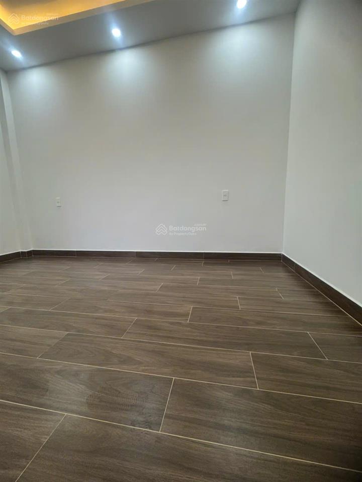 Bán nhà 4 tầng mới tinh, dt 50m2 ngõ rộng gần 5m, ô tô đỗ cửa ngay metro, sở dầu, giá 4.95 tỷ