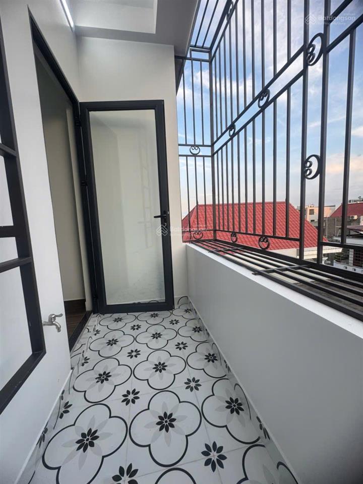 Bán nhà 4 tầng mới tinh, dt 50m2 ngõ rộng gần 5m, ô tô đỗ cửa ngay metro, sở dầu, giá 4.95 tỷ