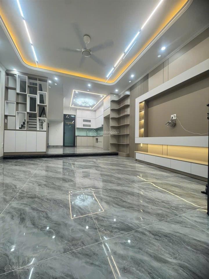 Bán nhà 4 tầng mới tinh, dt 50m2 ngõ rộng gần 5m, ô tô đỗ cửa ngay metro, sở dầu, giá 4.95 tỷ