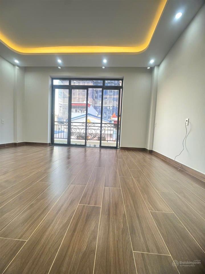 Bán nhà 4 tầng mới tinh, dt 50m2 ngõ rộng gần 5m, ô tô đỗ cửa ngay metro, sở dầu, giá 4.95 tỷ