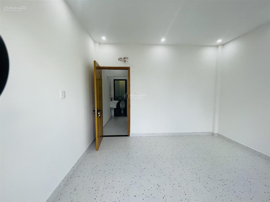 Nhà ngộp 1 trệt 1 lầu gần ds 6, bhhb, hẻm 8m 2 xe tải tránh nhau, 40m2 nhà mới có nội thất
